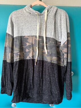 Women's Hooded Long-Sleeve Colorblock Tee with Camouflage Stripe - Gray/Black